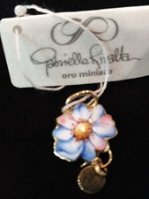 Ciondolo fiore oro 18 kt e smalto di Gabriella Rivalta