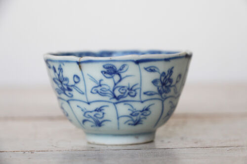18th Century Qianlong Porcelain Cup depicting Blue Flowers, Chinese Antique - Picture 2 of 10