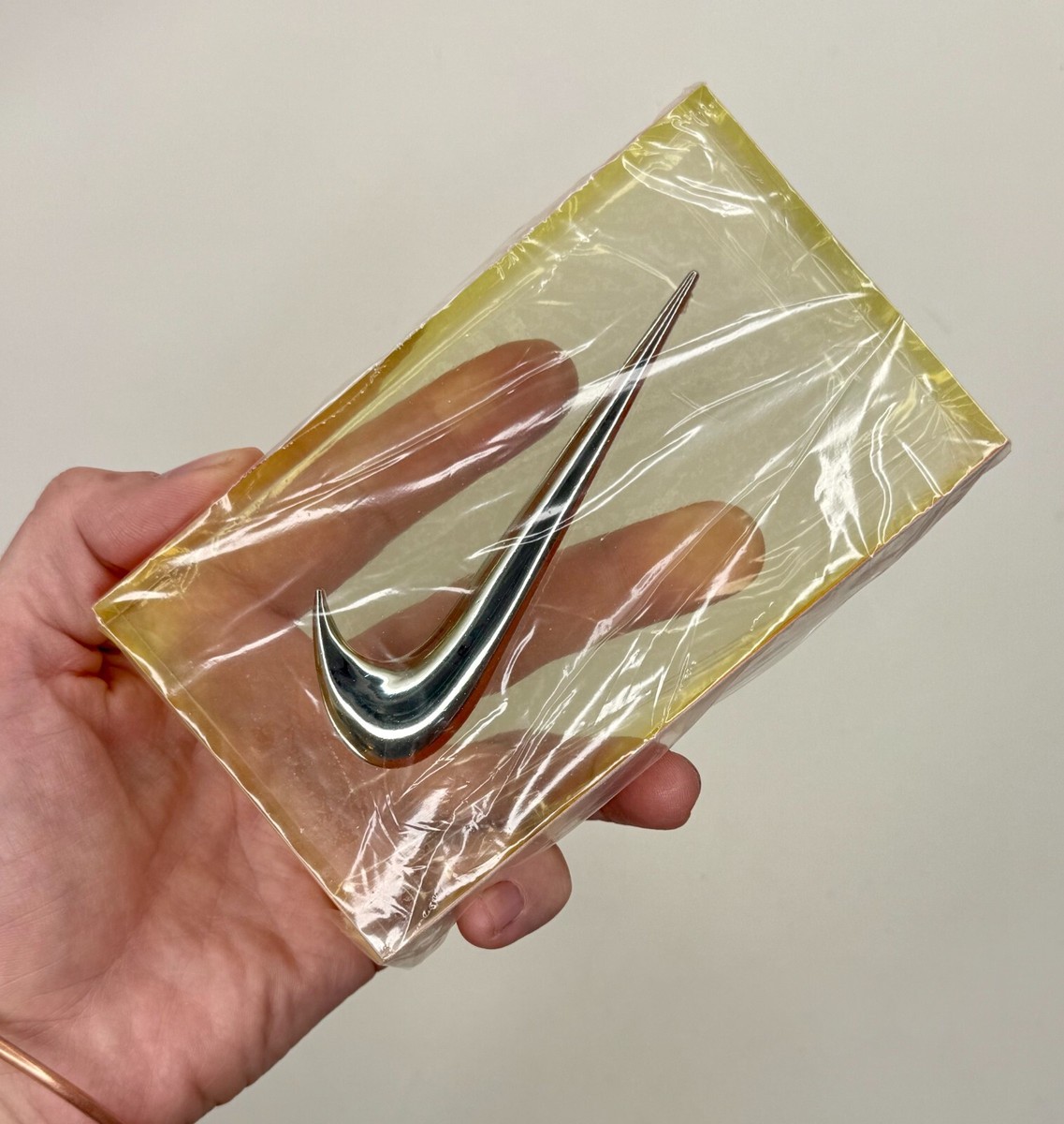 ✓ NEW AND RARE NIKE SWOOSH LOGO PLAQUE VISION 2005 ACRYLIC