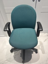 Türkisfarbener Drehbarer Bürostuhl mit Armlehnen Aus Plastik Schwarz