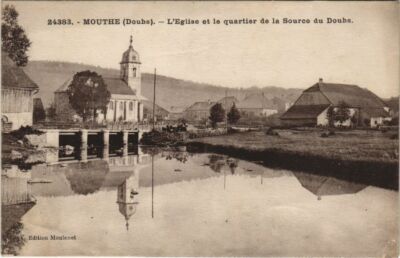 CPA MOUTHE L'Eglise et le Quartier de la Source de Doubs (1114781)