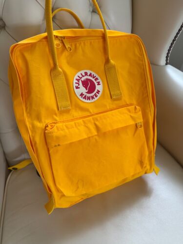 Fjällräven Kanken Rucksack - Gelb getragen - Bild 2 von 7