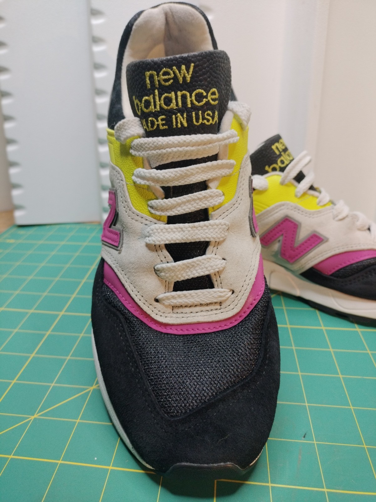 NEW BALANCE MENS  M997SKP SNEAKERS SIZE 8.5 D BLACK/GREY/GREEN/PINK