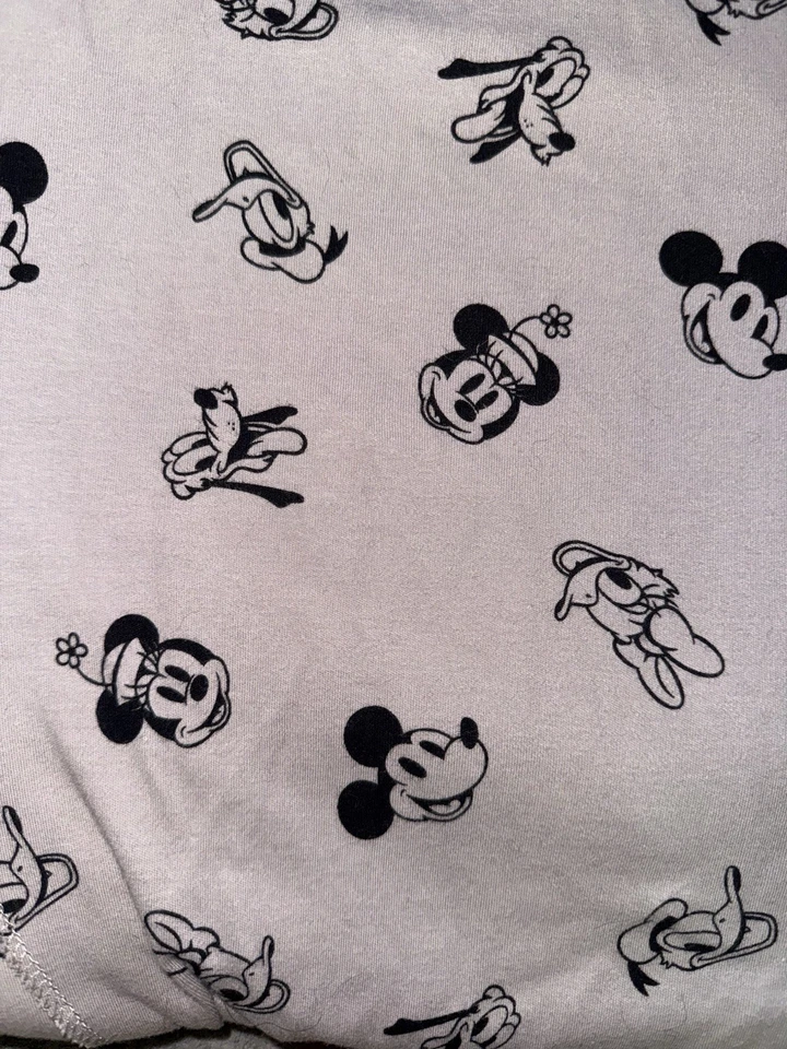 Portabebés Moby Wrap gris Disney Mickey & Friends recién nacido - niño pequeño 8-33 libras Foto 3 de 3