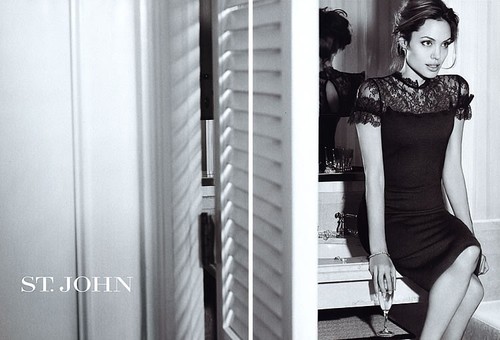 2008 St. John Mario Testino Angelina Jolie moda 4 páginas anuncio de revista - Imagen 2 de 2