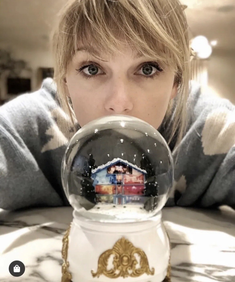 Taylor Swift 💘❄️ Lover House 2023 Musical Snowglobe Snow Globe