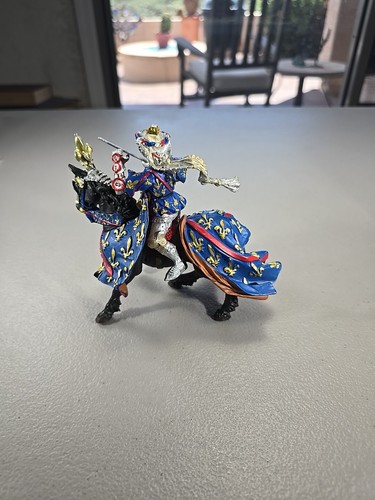 Plastoy Mounted Armoured KNIGHT & HORSE Castle Figure Blue Gold Fleur De Lis - Picture 3 of 7