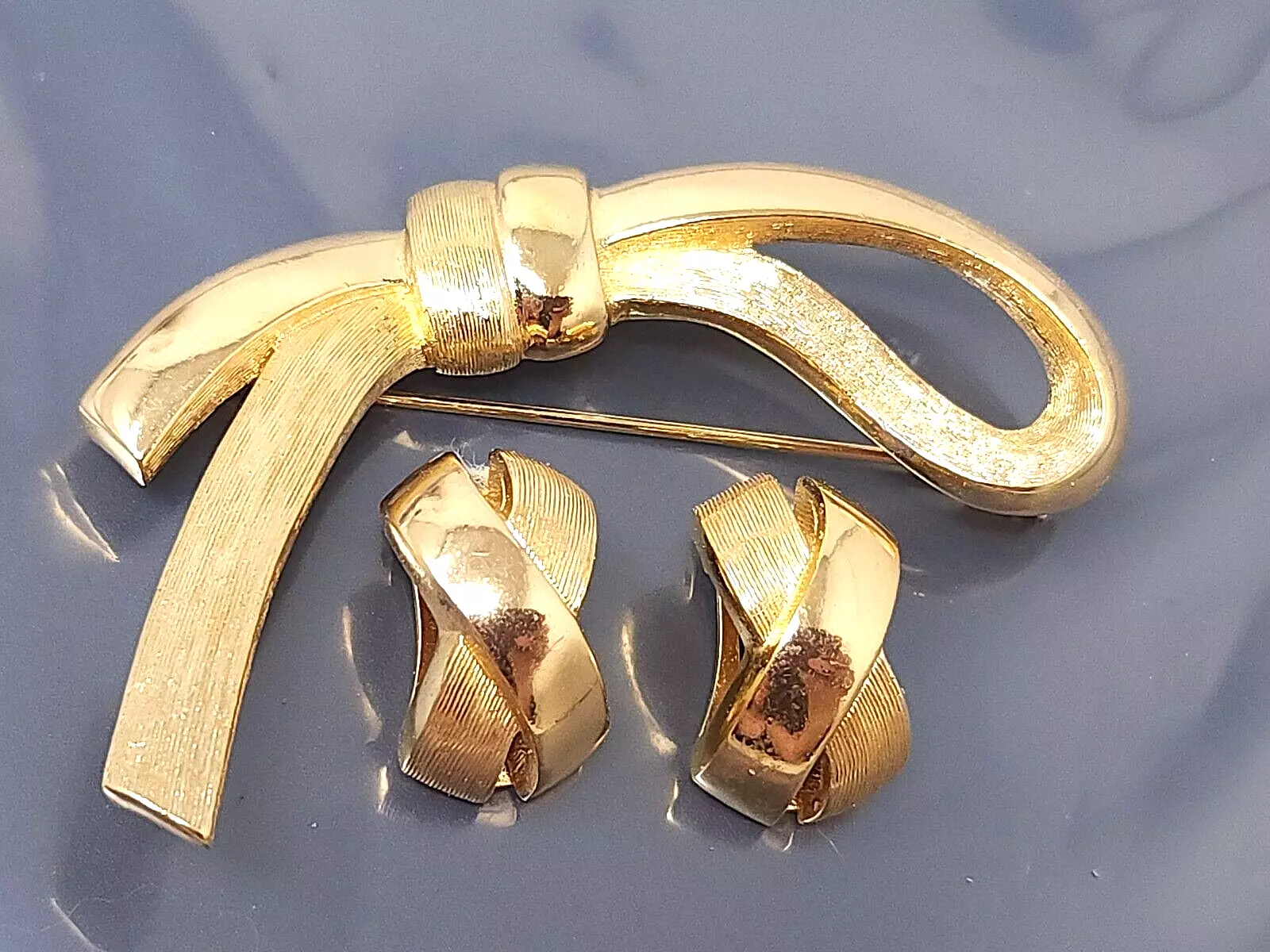 Ensemble de broches boucles d'oreilles ruban vintage années 80 Christian Dior ton or