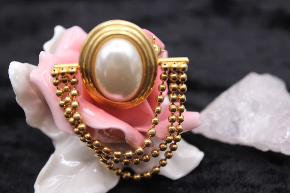 Vintage Brosche aus goldenem Metall mit Perlmutt und Anhängern 5,0 x 3,7 cm - Bild 2 von 4