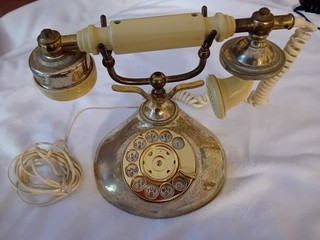 Wunderschönes altes Telefon mit Wählscheibe