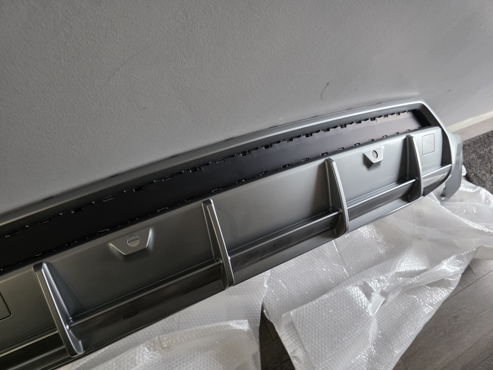 LAMBORGHINI URUS REAR BUMPER DIFFUSER OEM 4ML807568 NEW