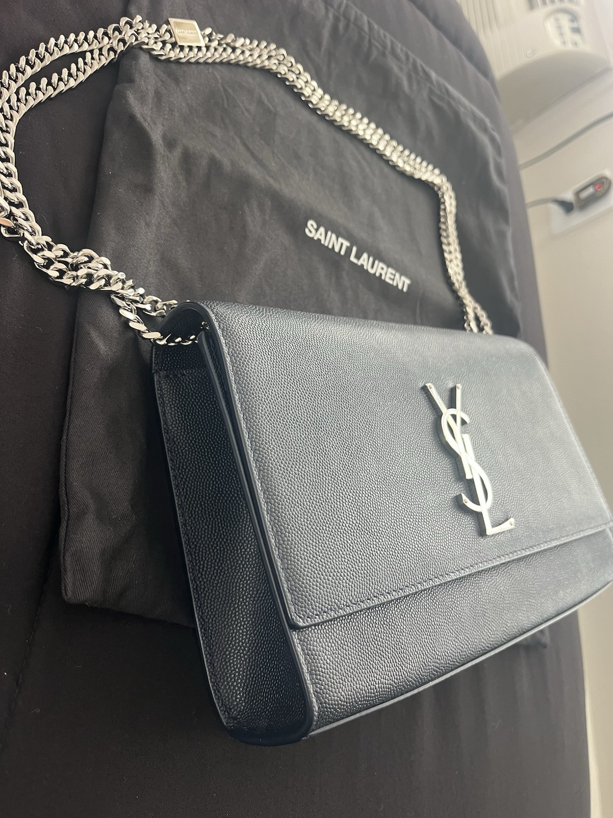 Borsa a tracolla media YSL Saint Laurent Kate in pelle granulata Navy