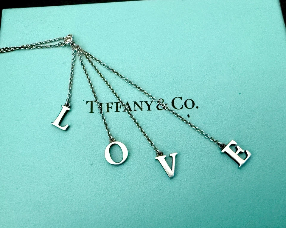 Pingente de colar de prata esterlina Tiffany & Co. letras penduradas amor L.O.V.E. 16 pol - Imagem 2 de 4