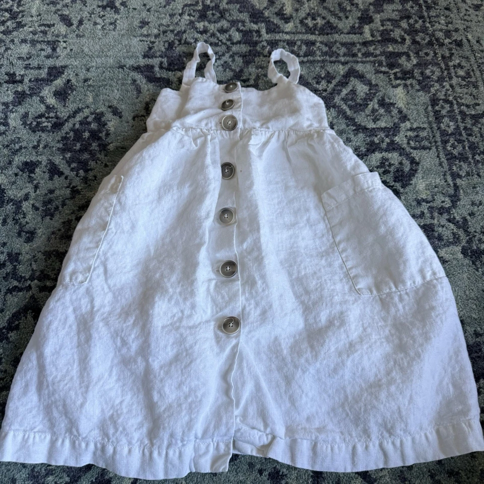 Mini vestido branco 100% linho ZARA KIDS feminino tamanho 5 alça com bolsos abotoados - Imagem 2 de 4