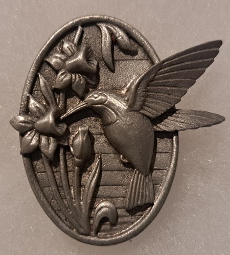 Vintage 3-D signierte "Ms Dee" Zinn Kolibri & Blumen Brosche/Anstecknadel Pinback 1,5"