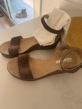 Clarks Leather Brown Original Sandal Sz 10m. Very Elegant. Dark Brown Suede.