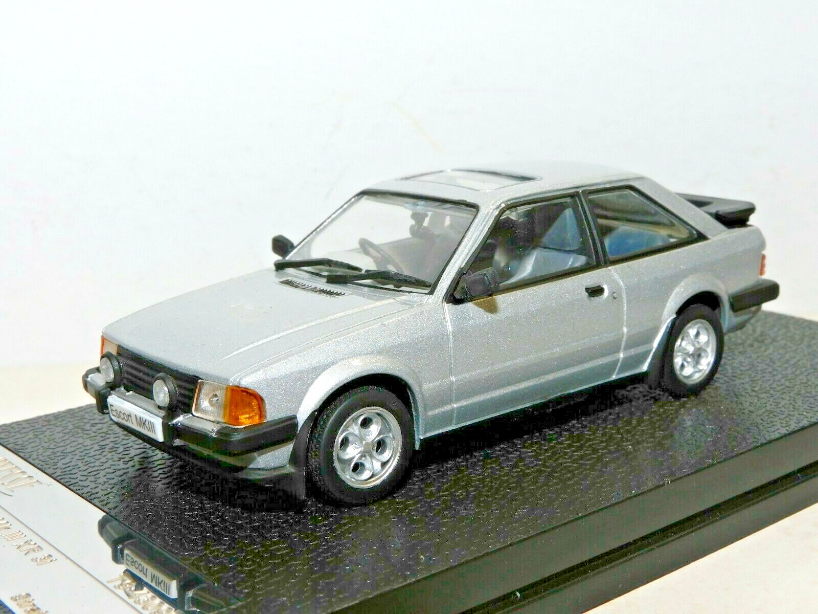 VITESSE FORD ESCORT MK III XR3i STRATO SILVER 1/43 T9-43092