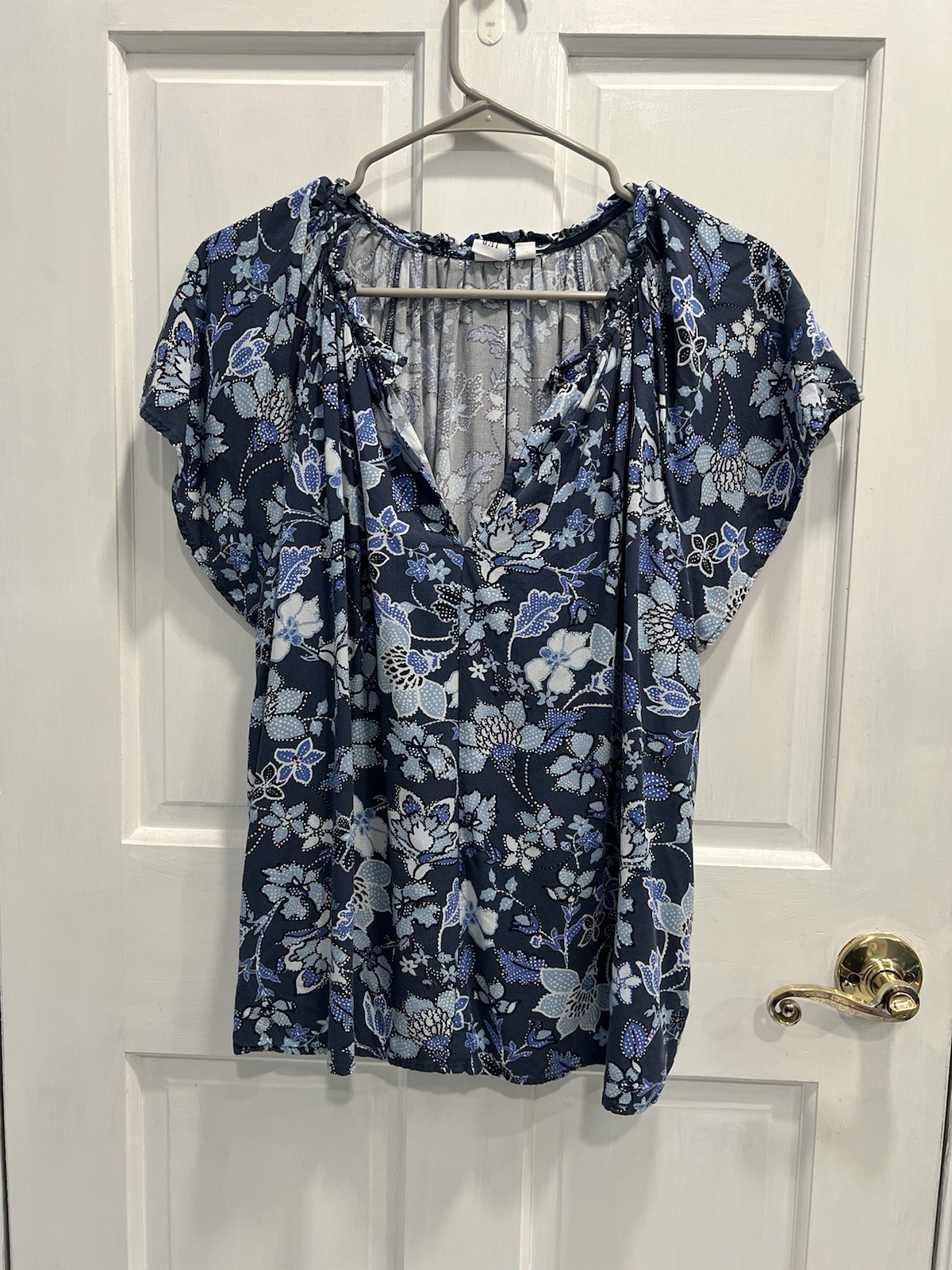 GAP Split V Neck Multi Blue & White Floral Short … - image 1