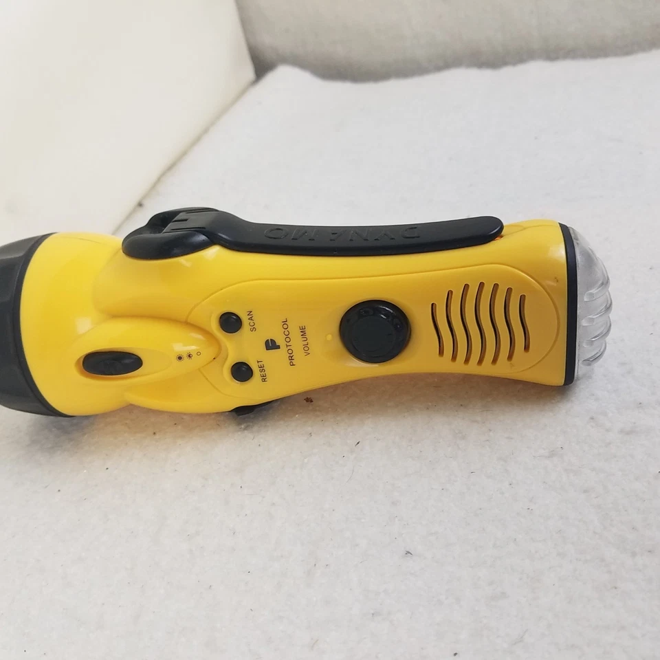 Flashllight Emergency Multifunctional Crank charge Radio Flashing Dynamo - Image 4 of 4