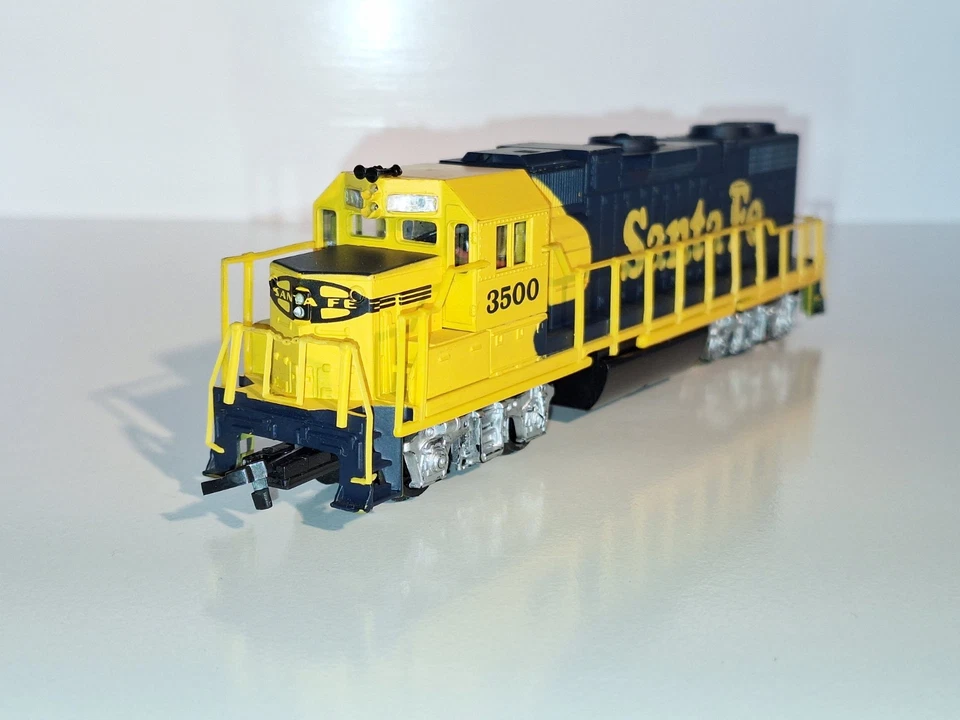 Lifelike Santa Fe Bo-Bo Diesel Loco. V/Good motor, headlight. Excellent cond. HO - Image 4 of 4