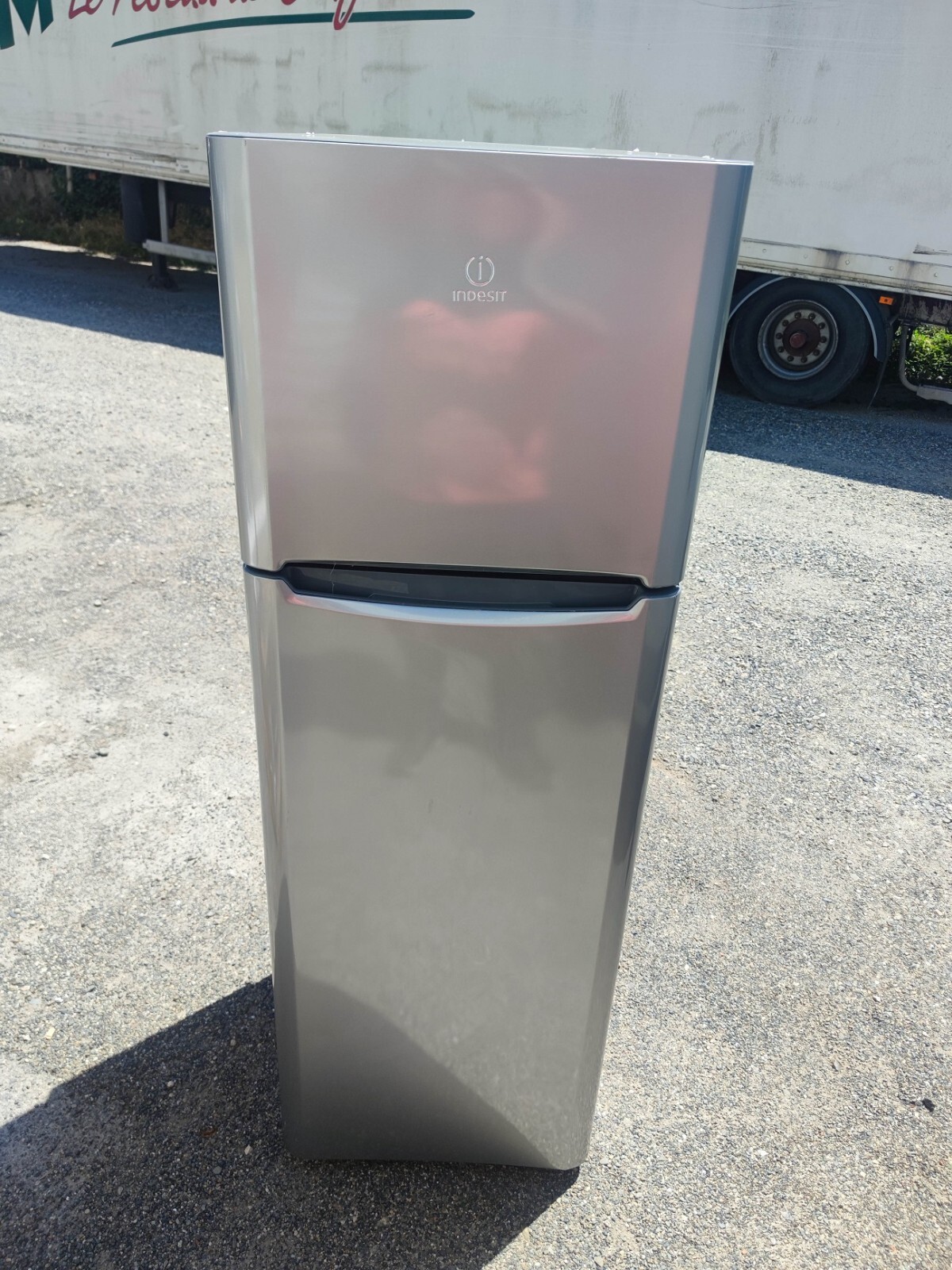 Réfrigérateur Indesit 318 litres avec froid statique silencieux inox