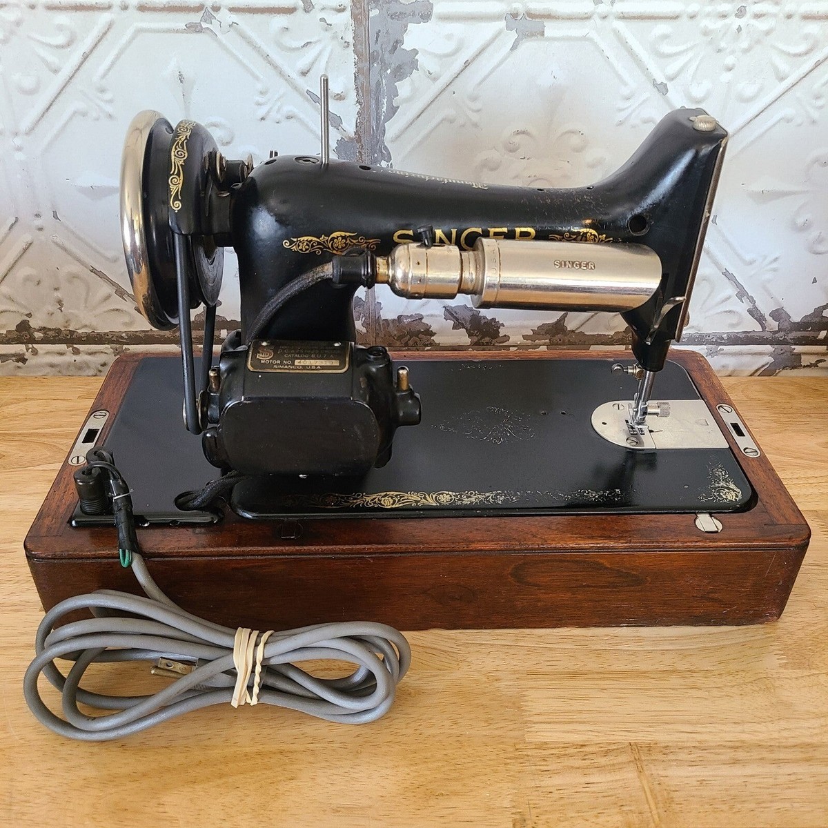 1923 Ornate Black Gold Antique Singer Sewing Machine Locking