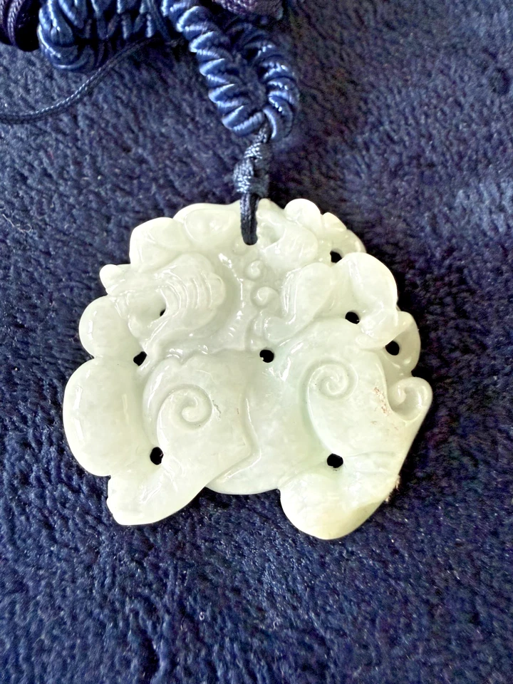 Beautifully carved jadeite pendant that appears to depict Pixiu(Pi Yao) - Image 4 of 4