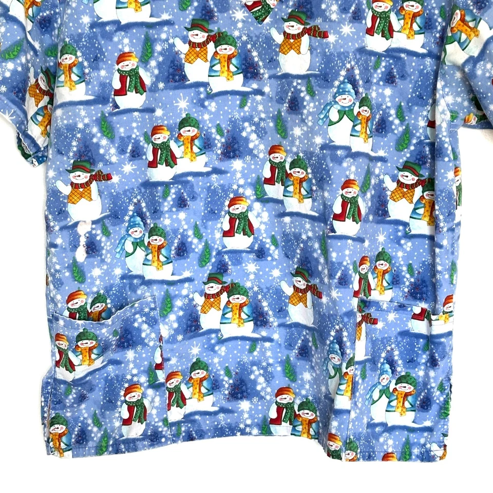 Blusa Médica Estampada Fundamentals By White Swan Para Mujer Azul Mediana Muñeco de Nieve Bolsillos Cuello en V Foto 4 de 4