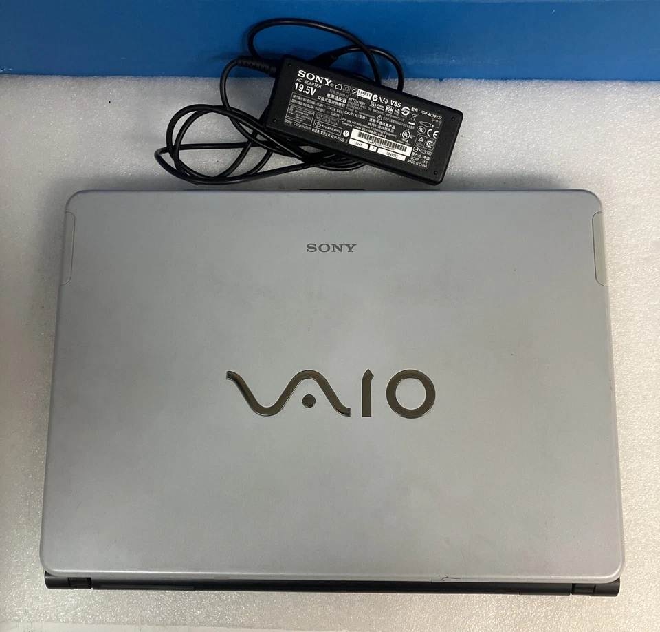 Sony VAIO PCG-791L 15.6" Laptop Pentium M CPU, 1GB RAM, 100GB HDD, Windows XP ~ Foto 2 de 4