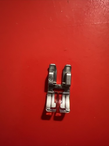 Pfaff Creative 1471 piedino pressa regolare per macchina da cucire (0) OEM # 98-694816-00 - Foto 1 di 1
