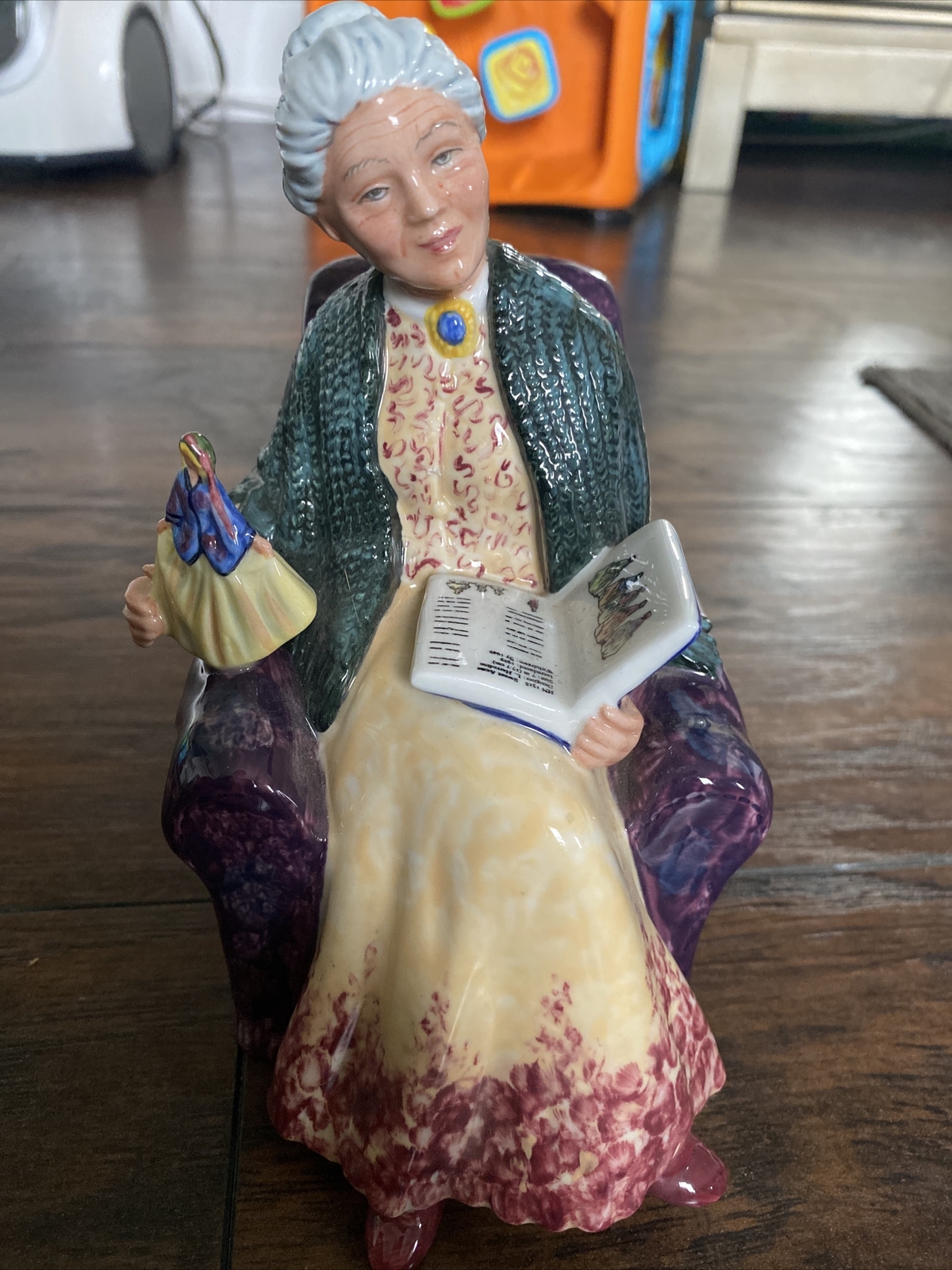 Royal Doulton figurine RDICC PRIZED POSSESSIONS HN 2942 Excellent