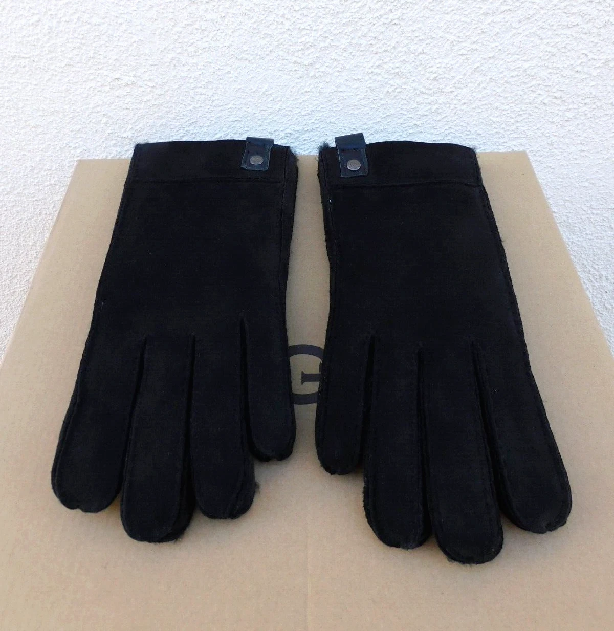 UGG MEN BLACK SHEEPSKIN UGG LOGO TAB WINTER GLOVES ~ MEN'S SIZE MEDIUM ~NEW
Opens in a new window or