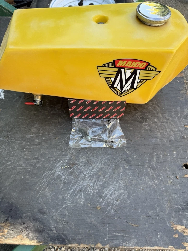 Винтажный желтый топливный бак Maico MX с петухами и монтажным оборудованием - Изображение 2 из 4