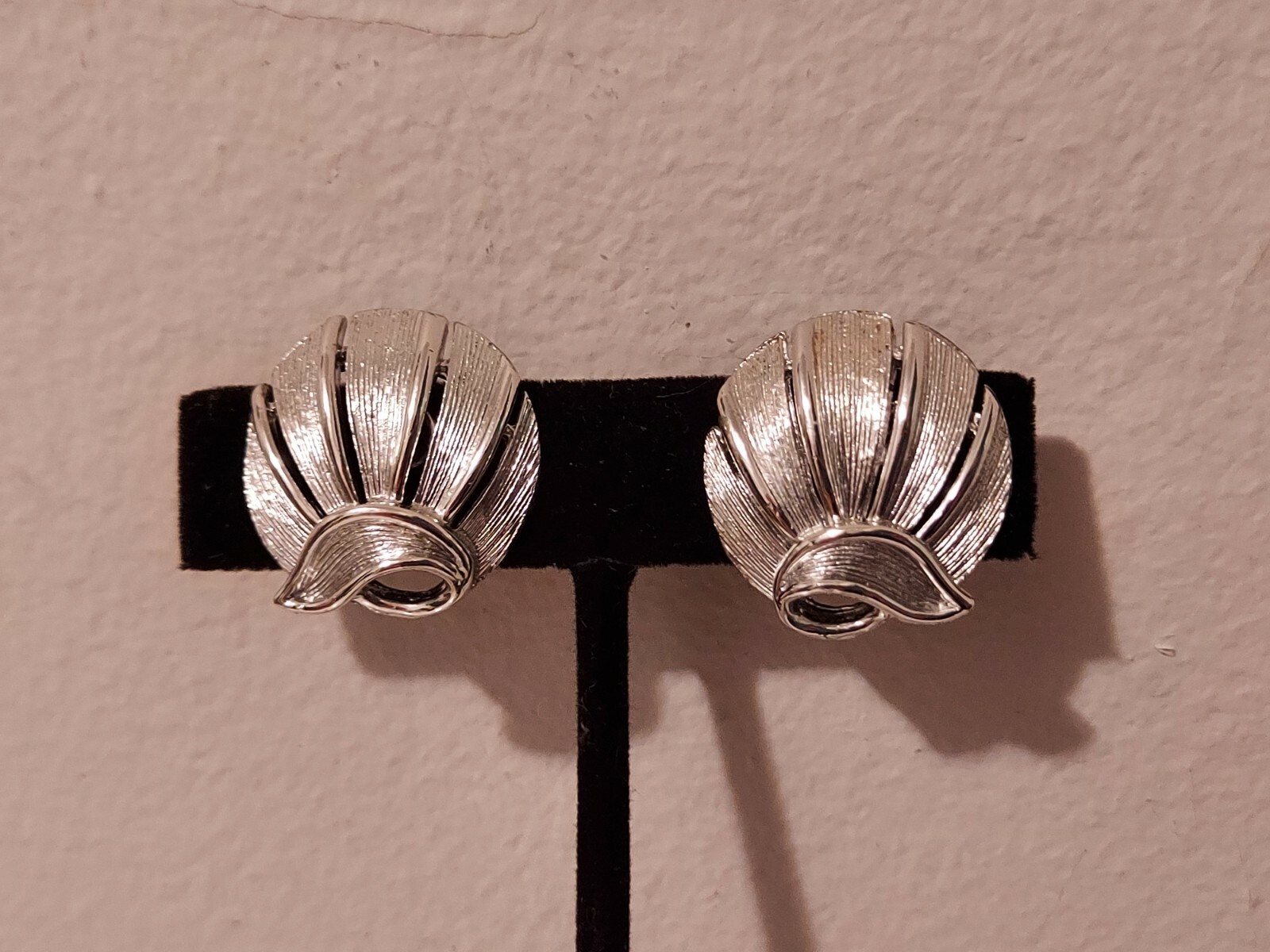 Lisner screwback abstract seashell design clip ea… - image 1