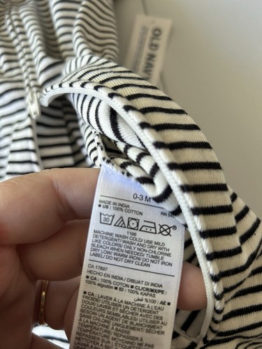 Old Navy Black Stripe Knit Zip Up Sleeper Size 0-3 M New - Picture 5 of 5