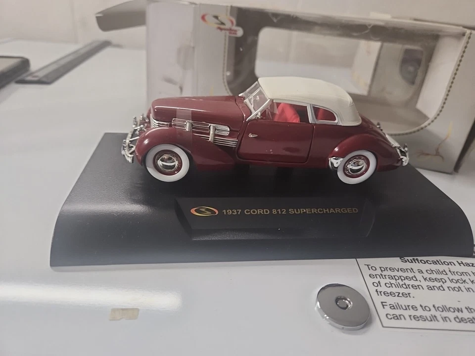 Signature Models 1937 Cord 812 Supercharged Maroon Scale 1:32 - Image 2 of 4