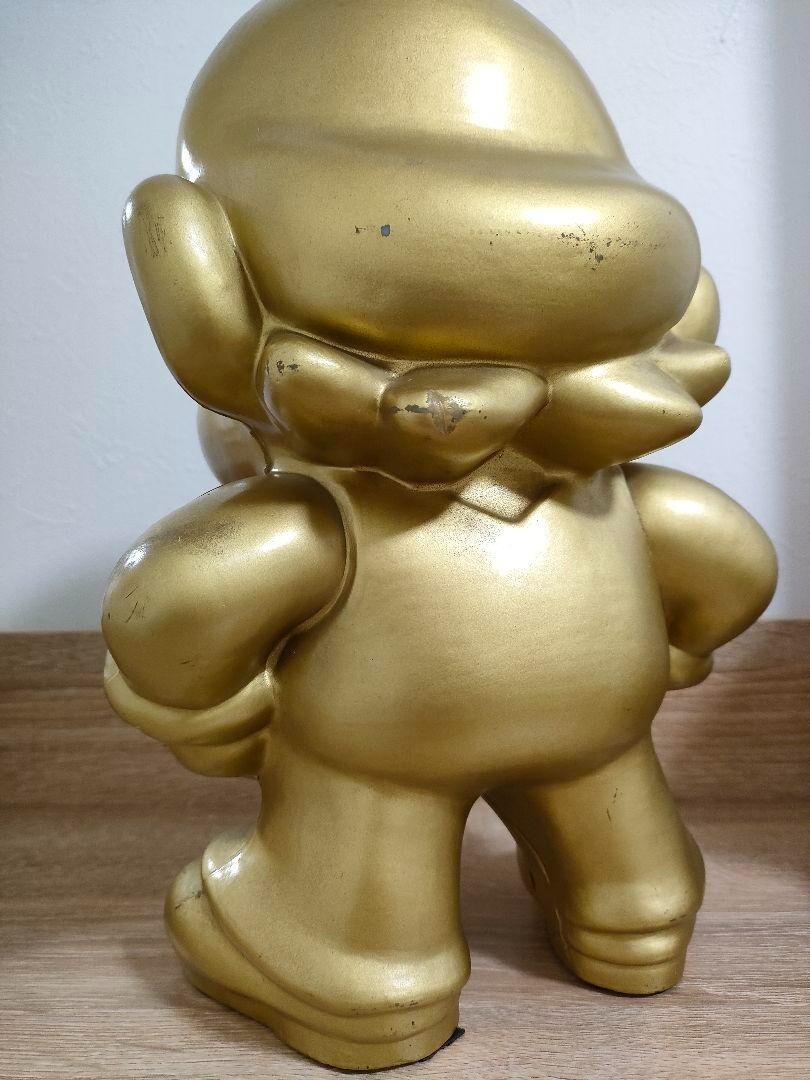 Super Mario Gold Statue Nintendo entertainment Store display Japan