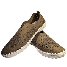 Bernie Mev NY Taupe Laser Cut Floral Mandala Slip On Flat Shoes Size 38 New NWB