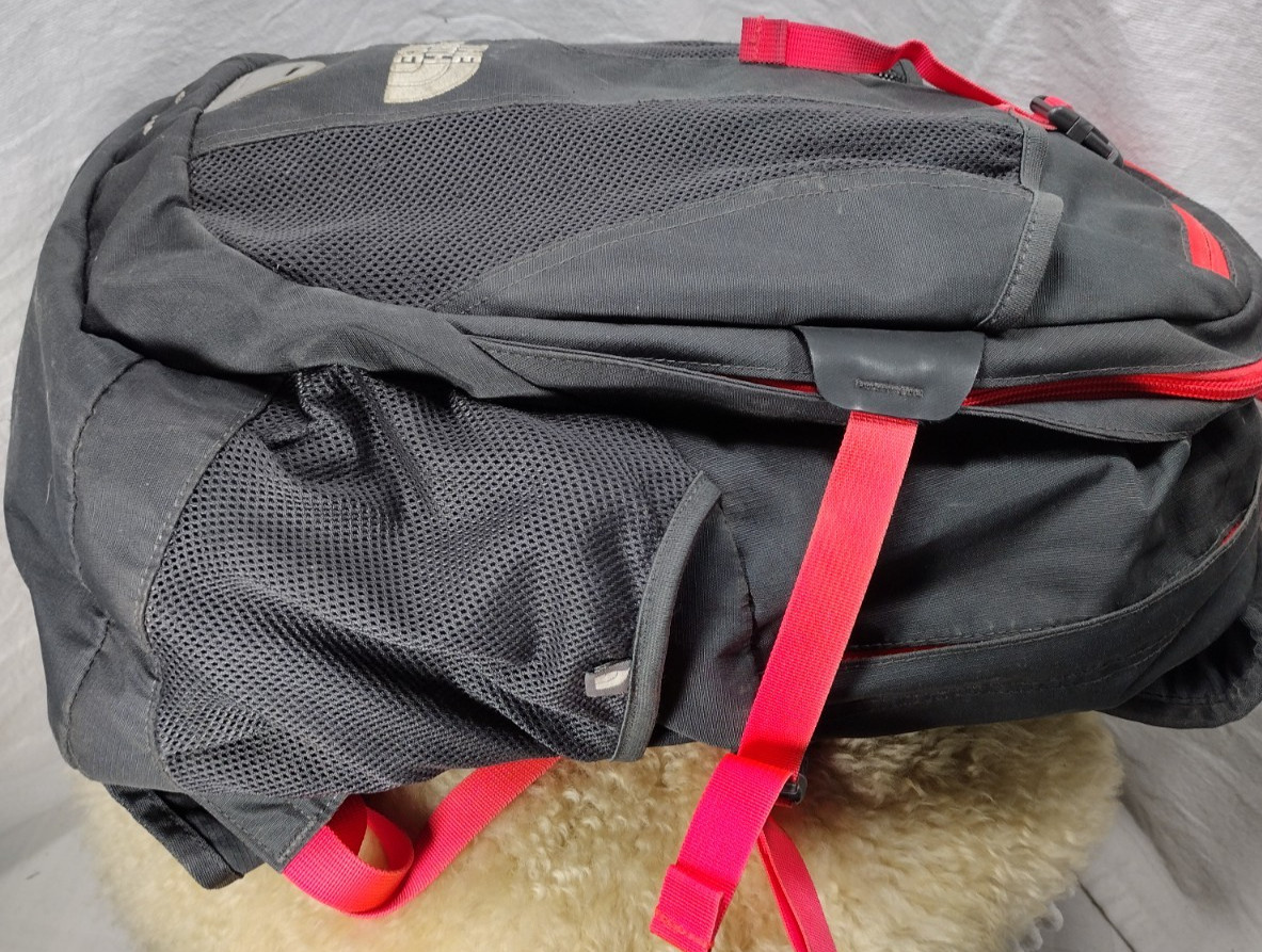 THE NORTH FACE BACKPACK RECON PADDED LAPTOP BACKPACK BLACK & RED GREAT CONDITION thumbnail 6