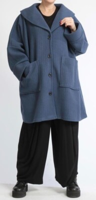 ÜBERGRÖSSE BLAUE OVERSIZED FLEDERMAUS-LONGJACKE AUS GEKOCHTER WOLLE MIT KRAGEN Größe 24-30