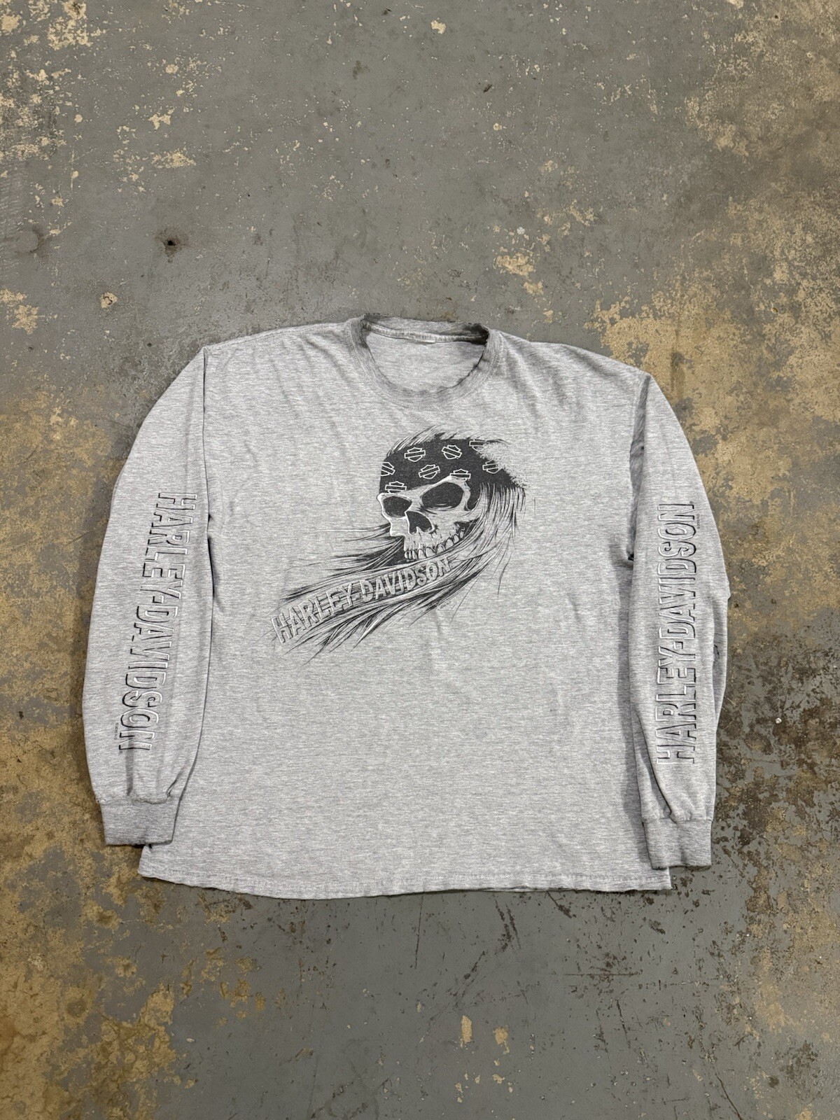 Vintage Distressed Gray Harley Davidson Pirate Skull Y2K Grunge Graphic Shirt