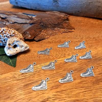 10 Sneaker / Turnschuhe Charms Kettenanhänger silberfarben Schmuck DIY (11)
