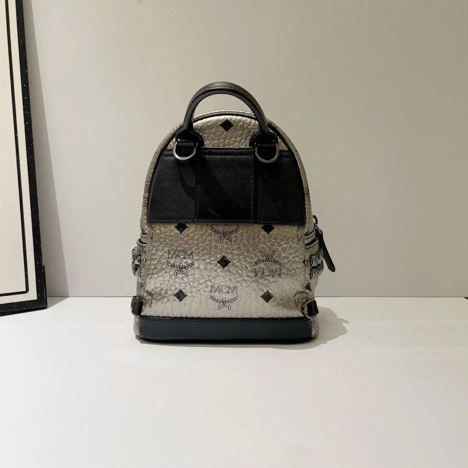 Mochila para mujer MCM Metallic Visetos con tachuelas pequeña de cuero negro plateada” Foto 3 de 4