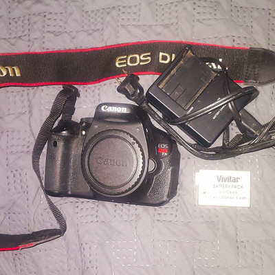 Canon EOS Rebel T3i 18MP Black DSLR Camera Body w/ Strap Charger Batteries