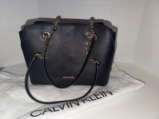 Borsa a tracolla Calvin Klein con ferramenta a catena dorata - Nera
