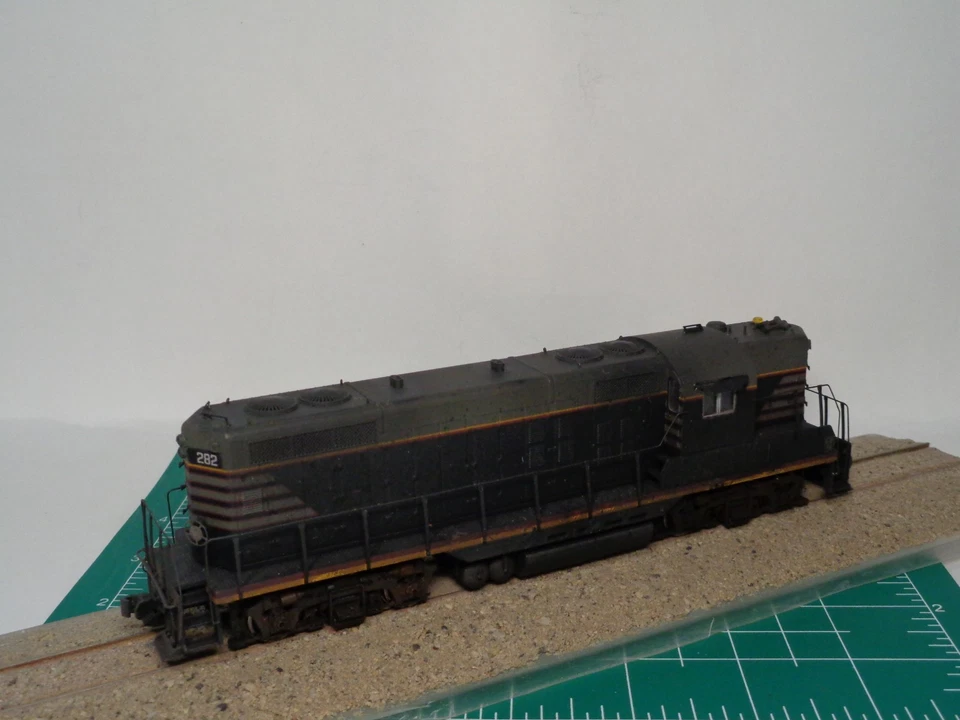 HO Proto 2K GP7 Custom Weathered Unlettered w/MRC DCC + Sound, Ex-B&O. - Image 4 of 4