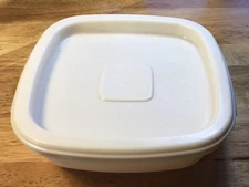 VINTAGE RUBBERMAID #2243 ~ALMOND 2 CUP STORAGE CONTAINER & LID