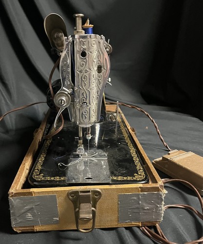 Vintage Universal Family Sewing Machine Made in Japan (1930s?) Untested in Case - Picture 6 of 9
