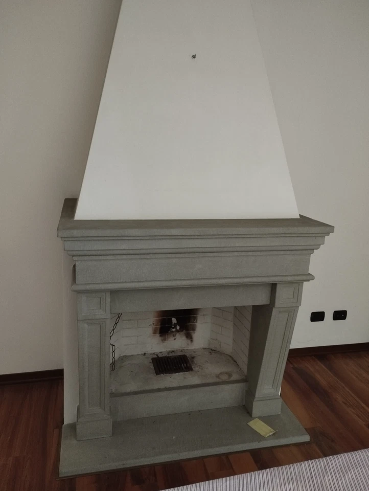 Cornice camino in pietra lavorata a mano colore grigio. - Immagine 2 di 4