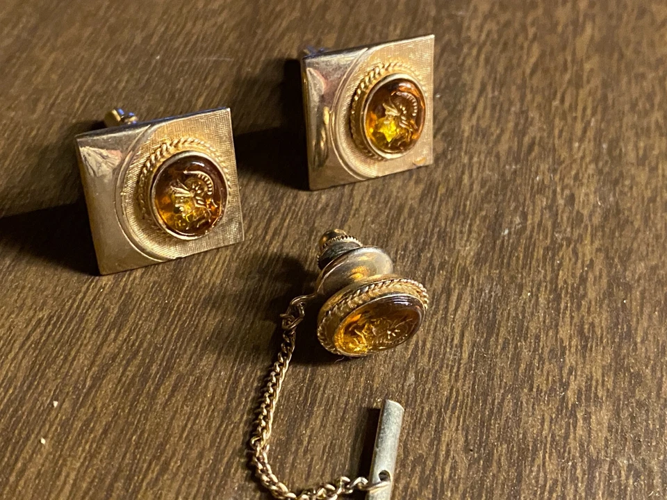 Abotoaduras e abotoaduras vintage Swank vidro âmbar esculpido soldado romano - Imagem 3 de 3